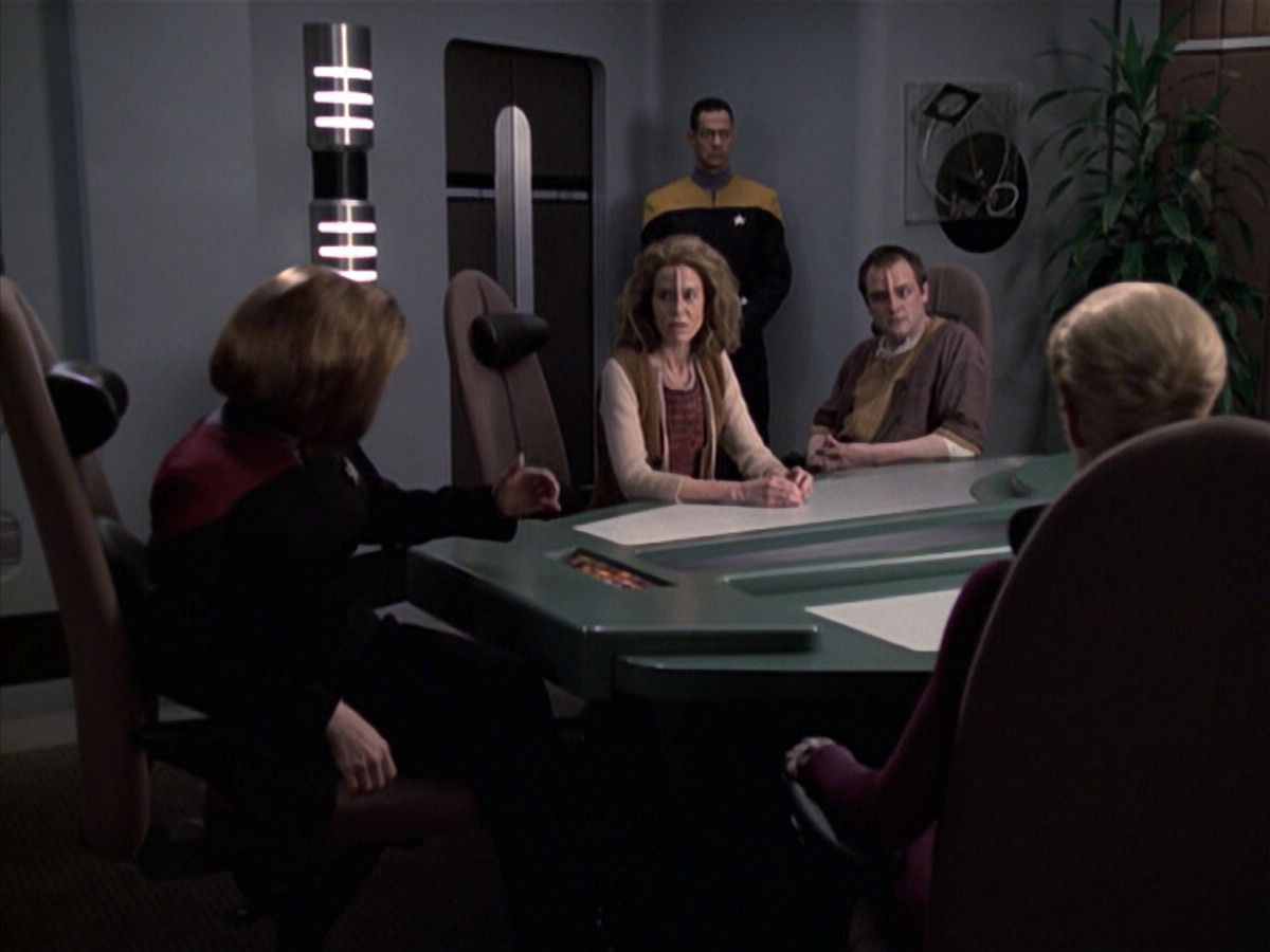 extant_StarTrek_VOY_6x19-ChildsPlay_01191.jpg
