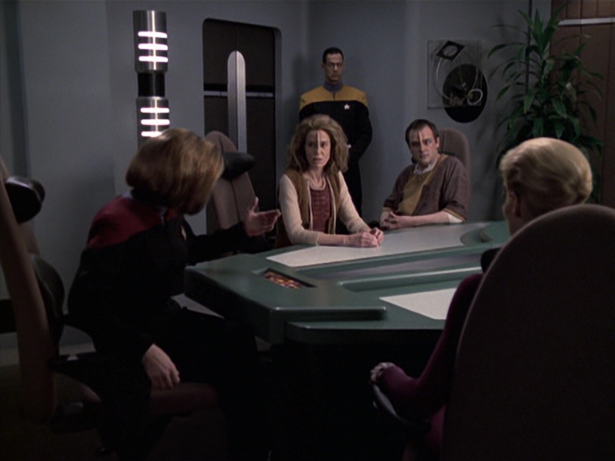 extant_StarTrek_VOY_6x19-ChildsPlay_01192.jpg