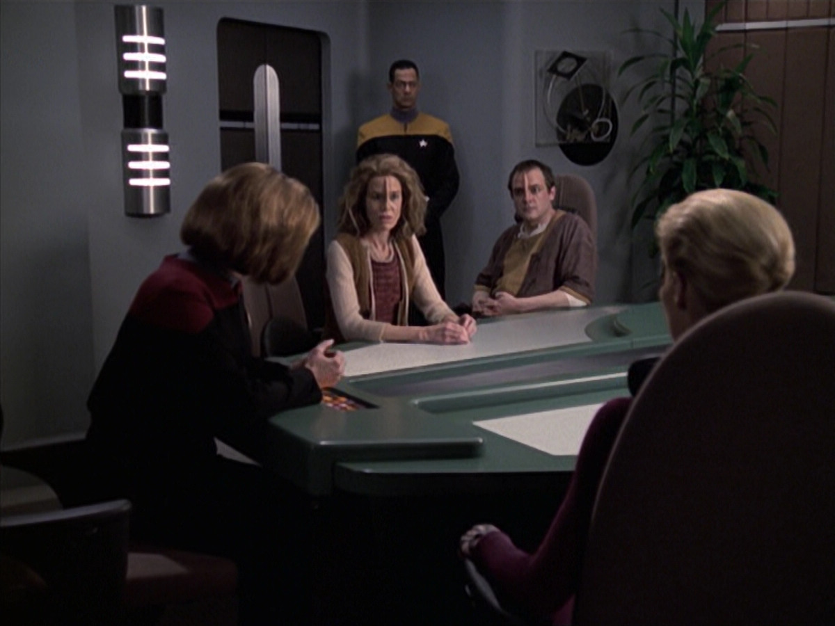 extant_StarTrek_VOY_6x19-ChildsPlay_01195.jpg
