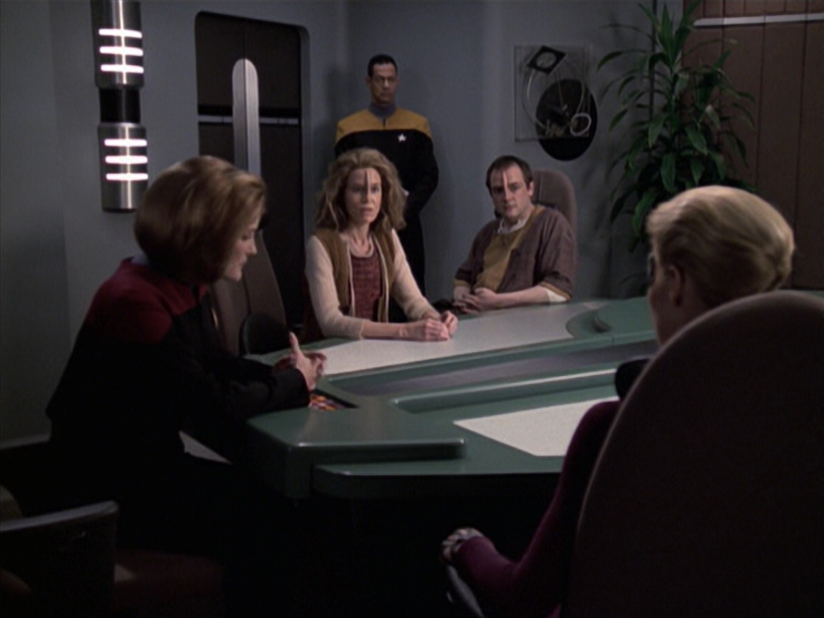 extant_StarTrek_VOY_6x19-ChildsPlay_01197.jpg