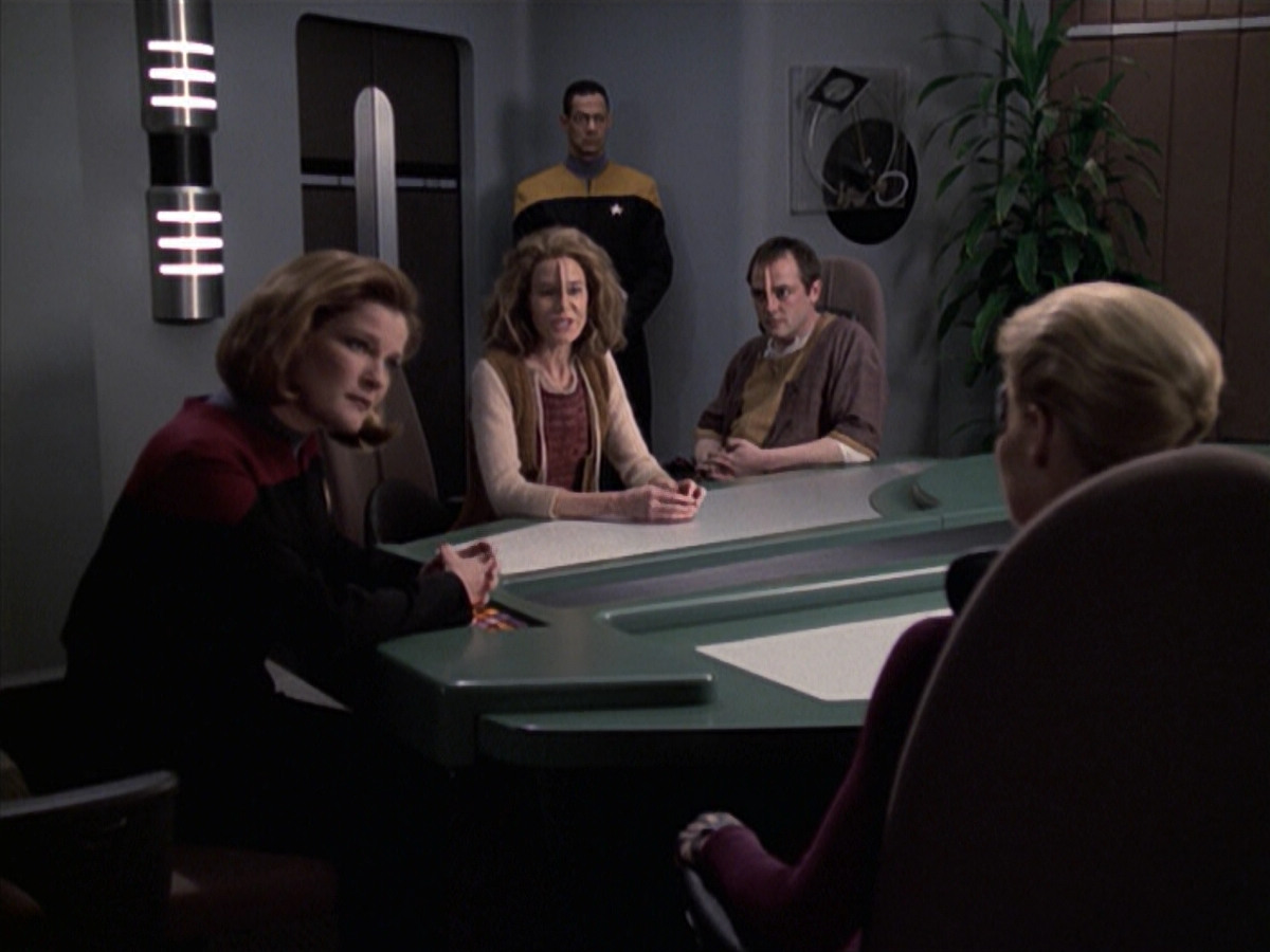 extant_StarTrek_VOY_6x19-ChildsPlay_01198.jpg