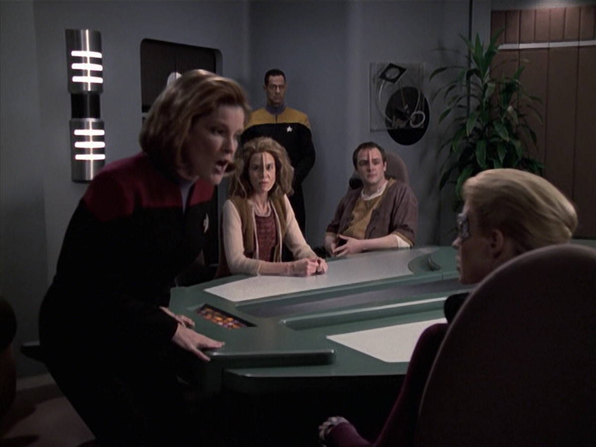 extant_StarTrek_VOY_6x19-ChildsPlay_01274.jpg