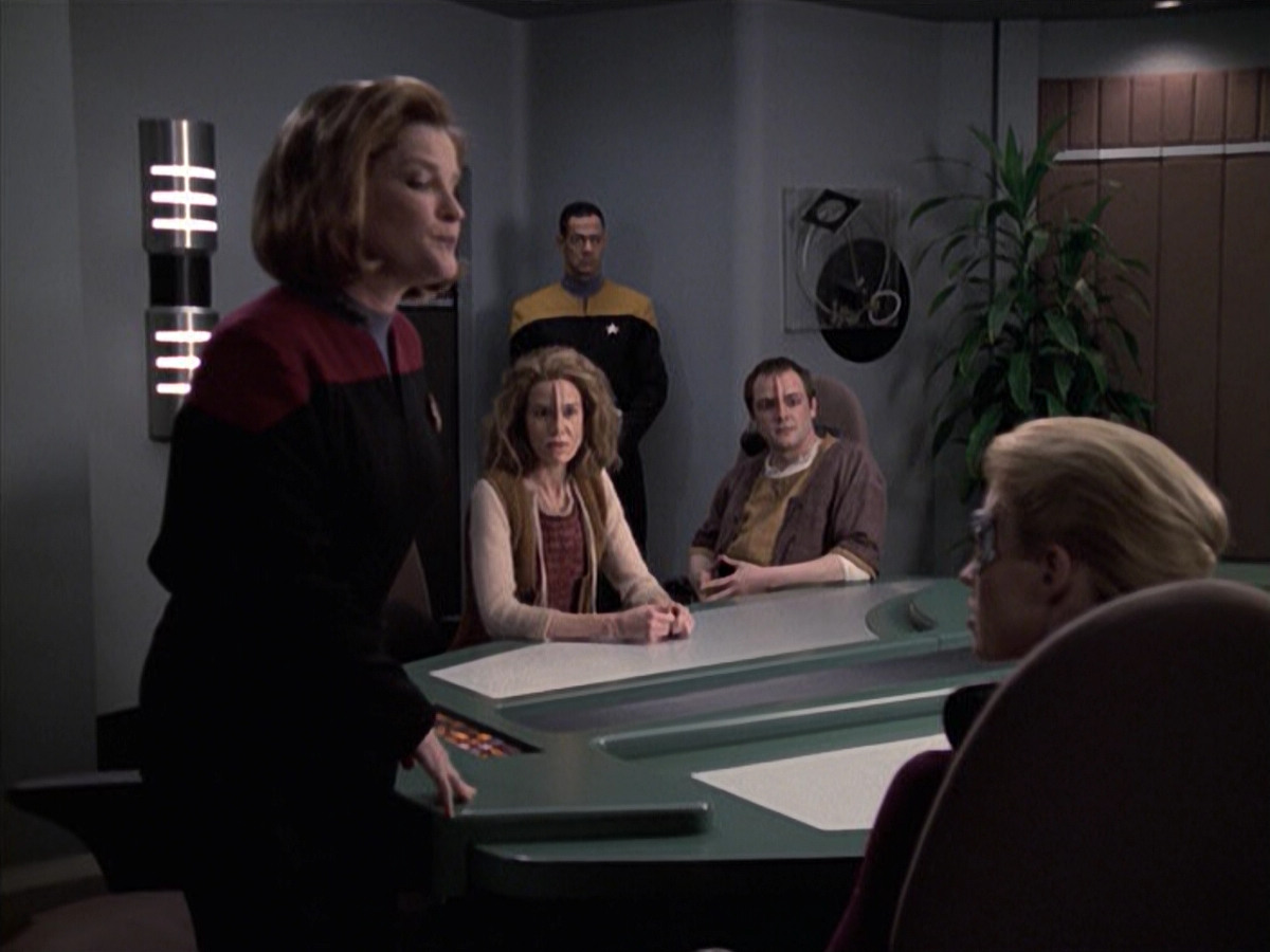extant_StarTrek_VOY_6x19-ChildsPlay_01275.jpg