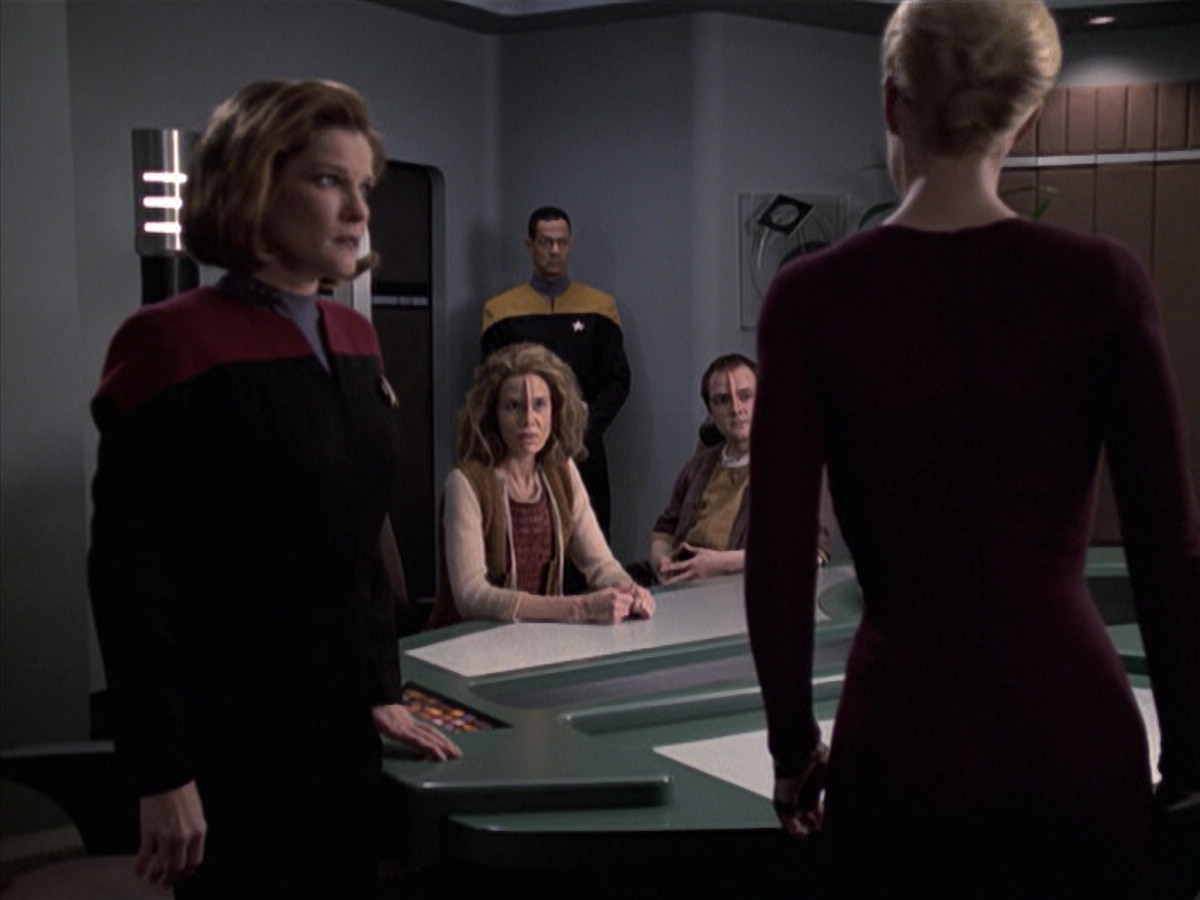 extant_StarTrek_VOY_6x19-ChildsPlay_01284.jpg
