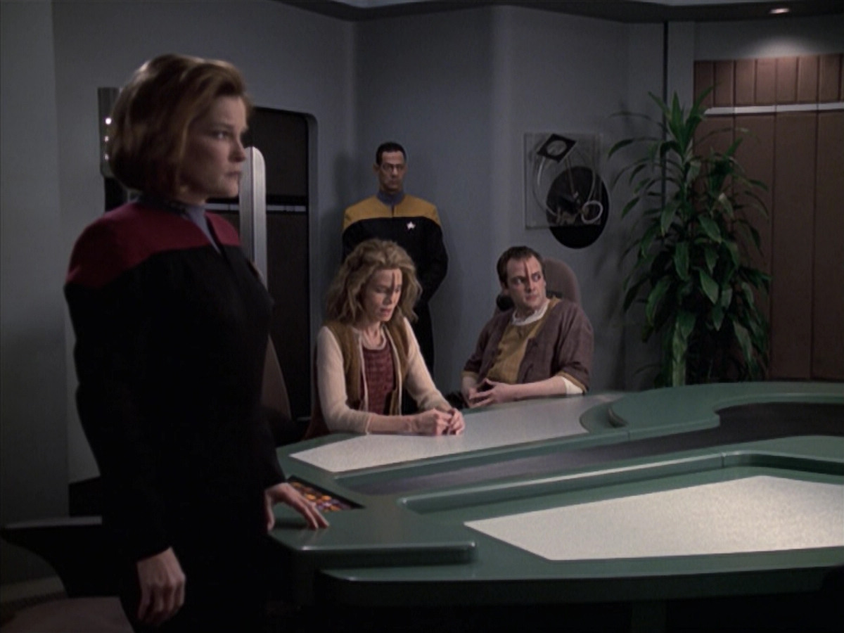 extant_StarTrek_VOY_6x19-ChildsPlay_01289.jpg