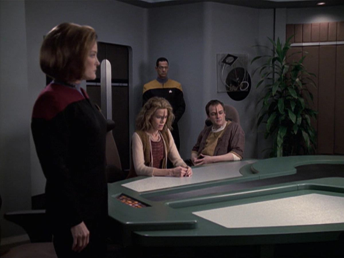 extant_StarTrek_VOY_6x19-ChildsPlay_01290.jpg