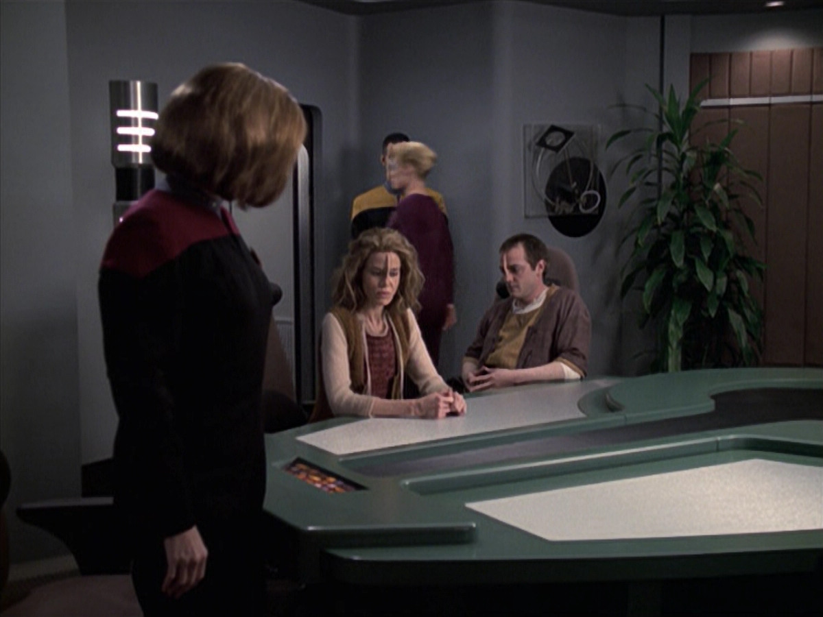 extant_StarTrek_VOY_6x19-ChildsPlay_01293.jpg