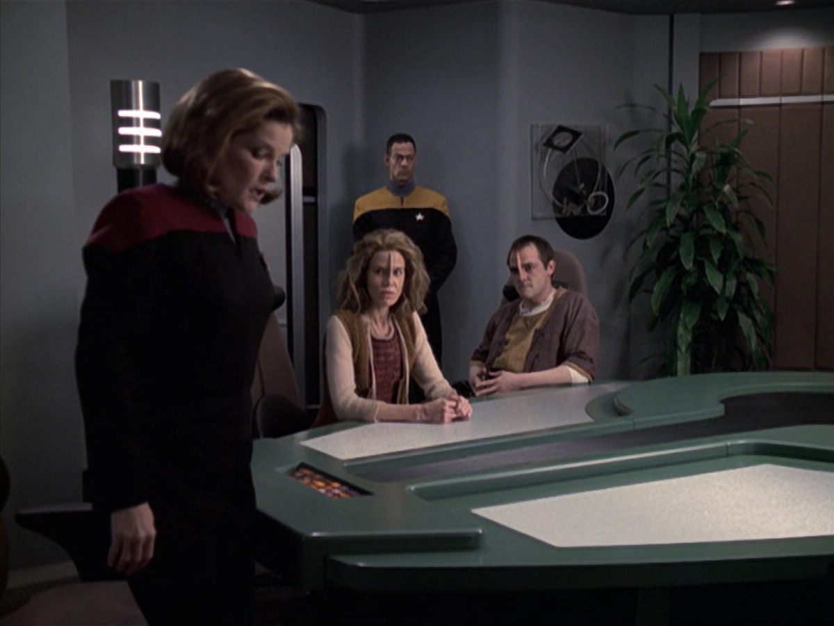 extant_StarTrek_VOY_6x19-ChildsPlay_01295.jpg