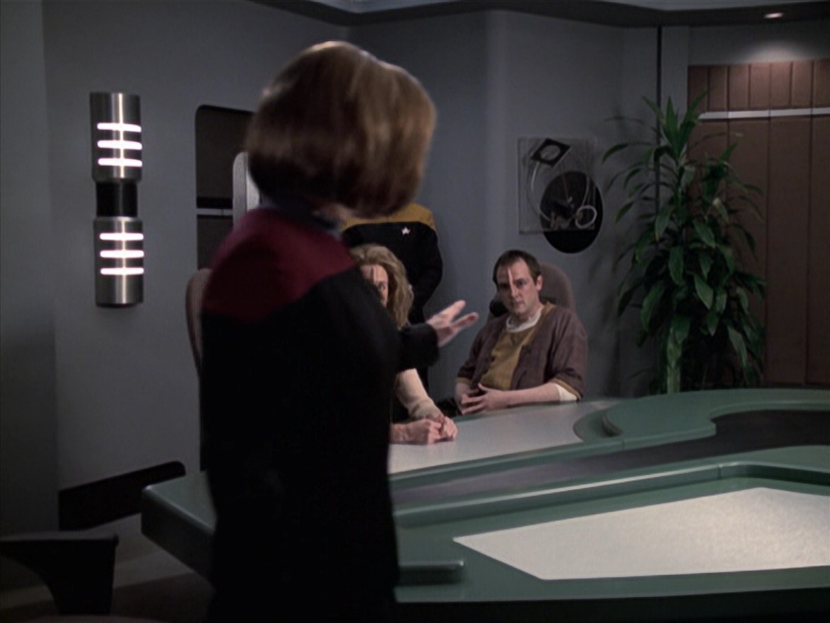 extant_StarTrek_VOY_6x19-ChildsPlay_01298.jpg