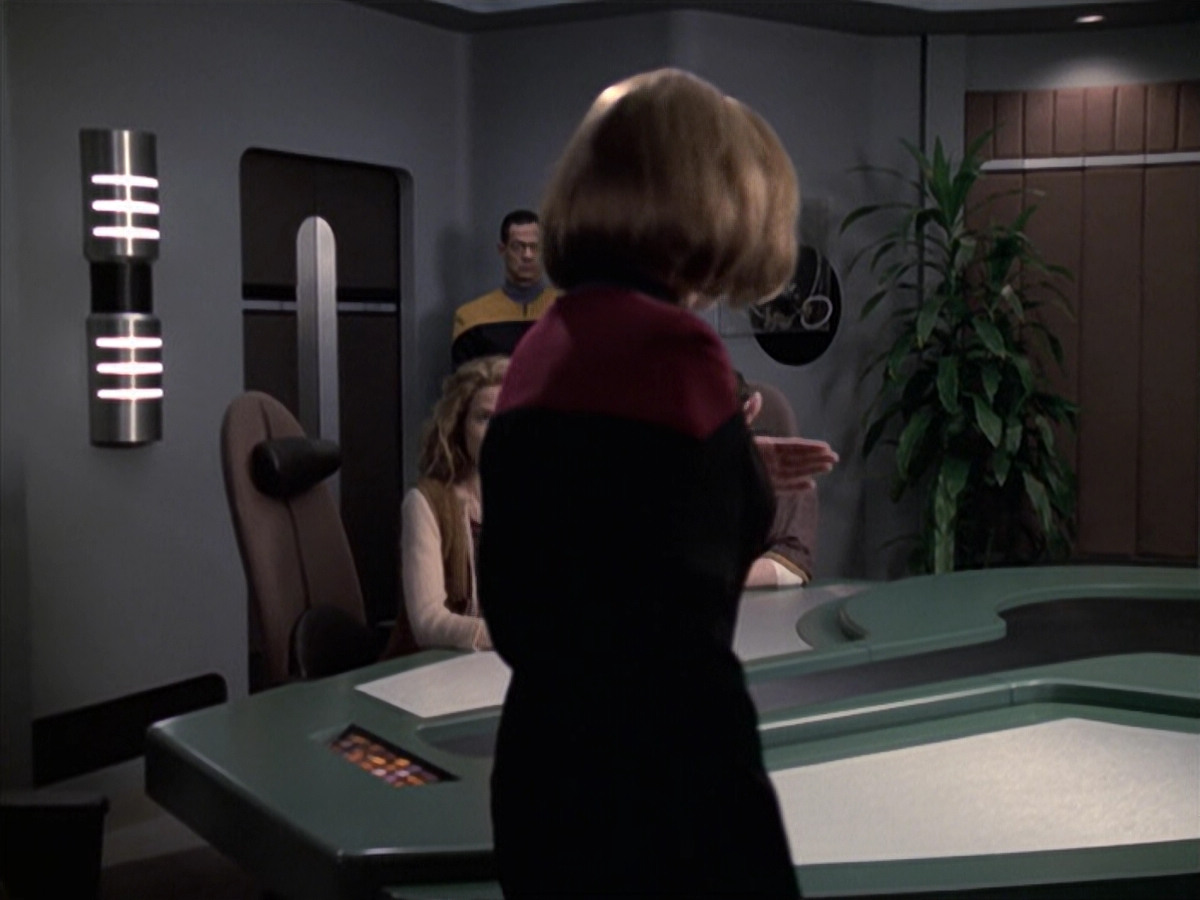 extant_StarTrek_VOY_6x19-ChildsPlay_01299.jpg