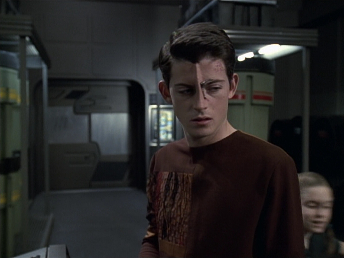 extant_StarTrek_VOY_6x19-ChildsPlay_01492.jpg