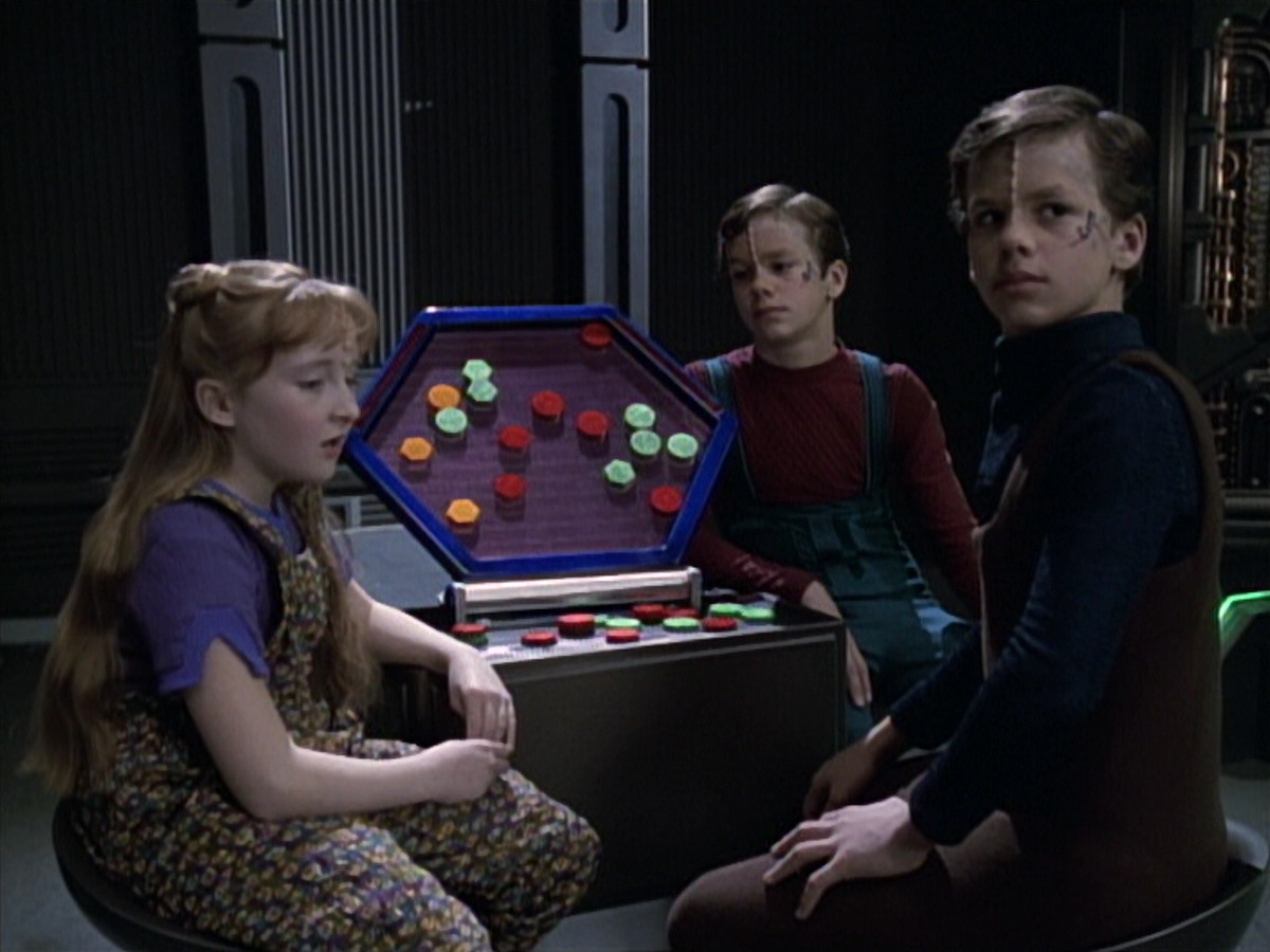 extant_StarTrek_VOY_6x19-ChildsPlay_01495.jpg