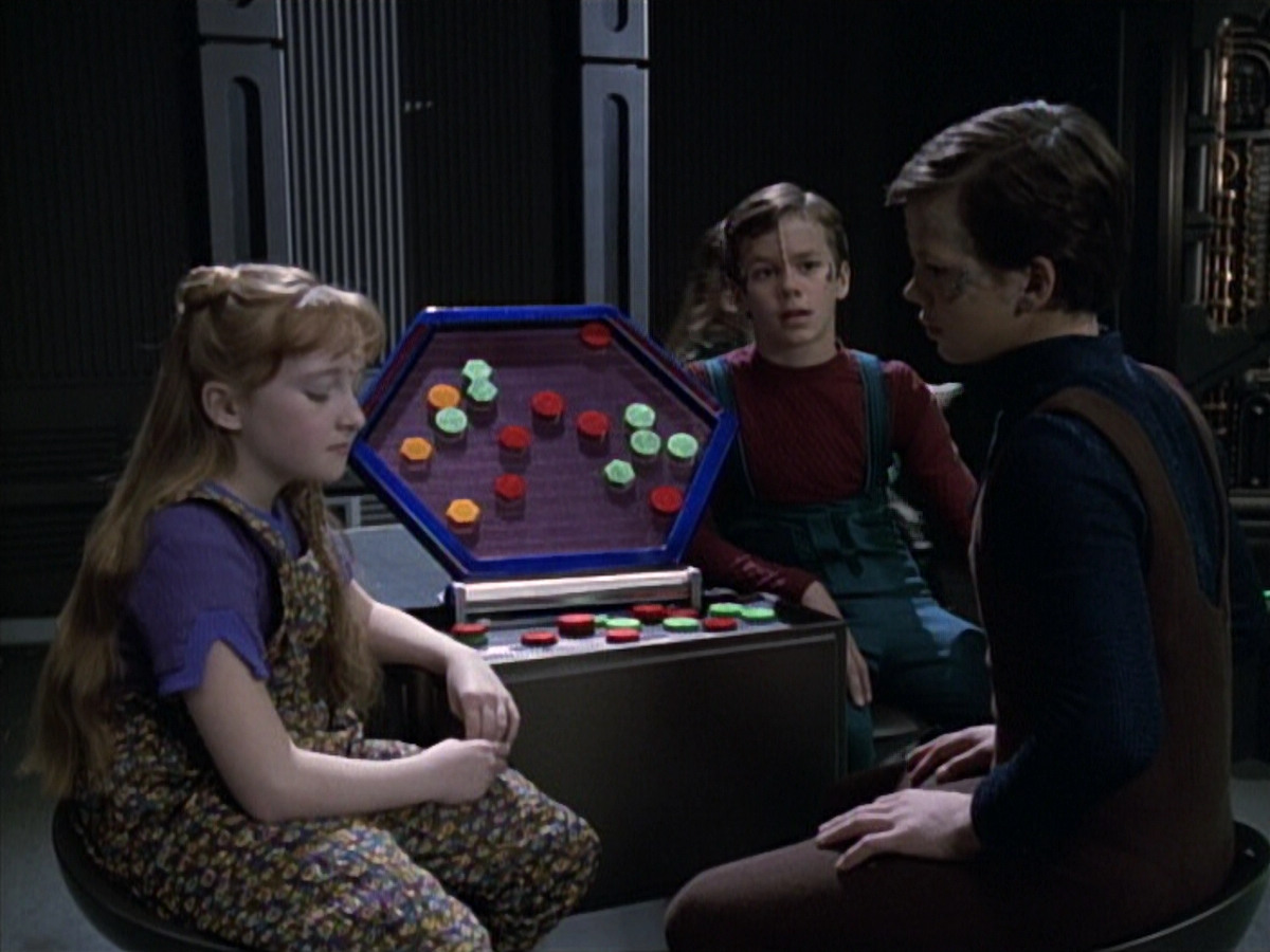 extant_StarTrek_VOY_6x19-ChildsPlay_01498.jpg