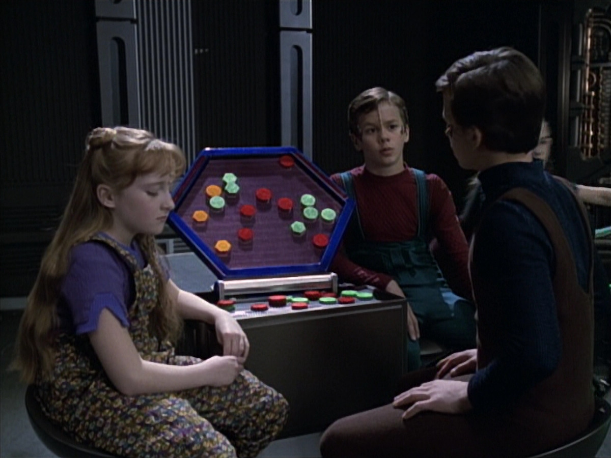 extant_StarTrek_VOY_6x19-ChildsPlay_01499.jpg