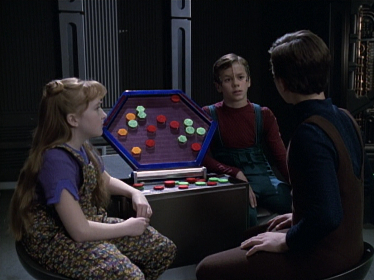extant_StarTrek_VOY_6x19-ChildsPlay_01501.jpg
