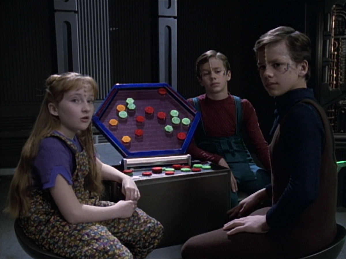 extant_StarTrek_VOY_6x19-ChildsPlay_01506.jpg
