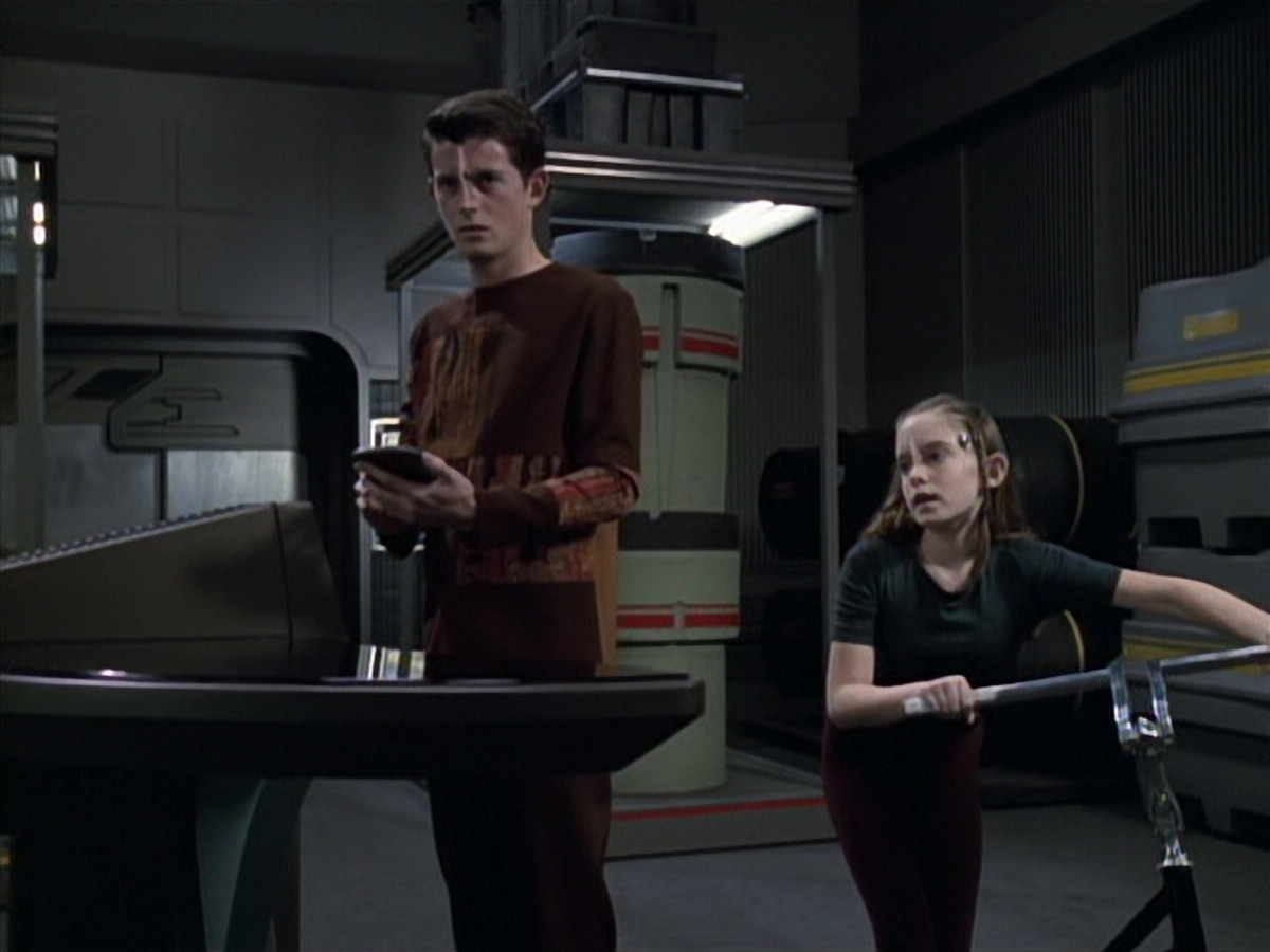 extant_StarTrek_VOY_6x19-ChildsPlay_01507.jpg