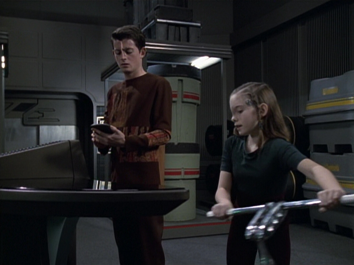 extant_StarTrek_VOY_6x19-ChildsPlay_01508.jpg