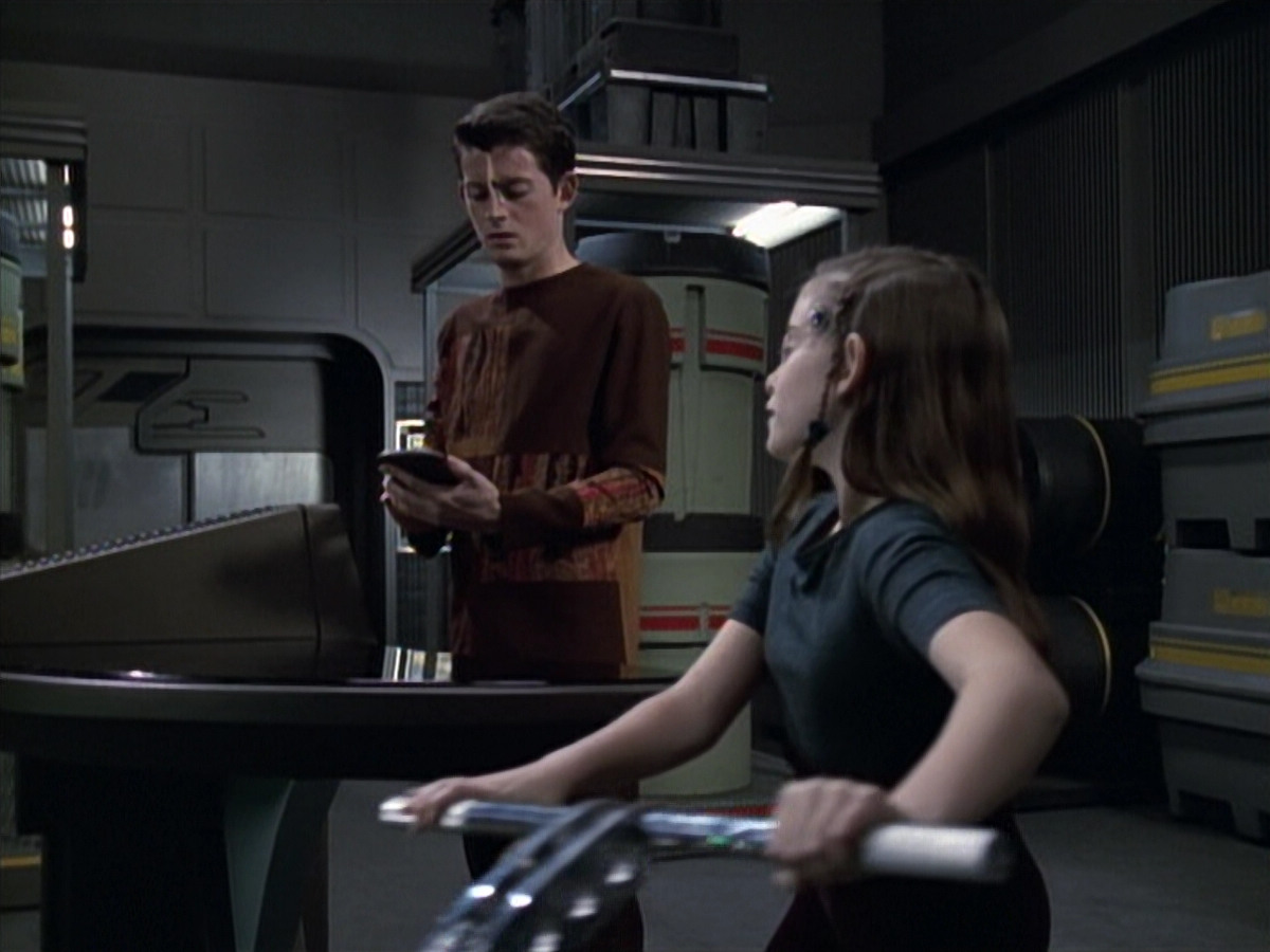 extant_StarTrek_VOY_6x19-ChildsPlay_01509.jpg