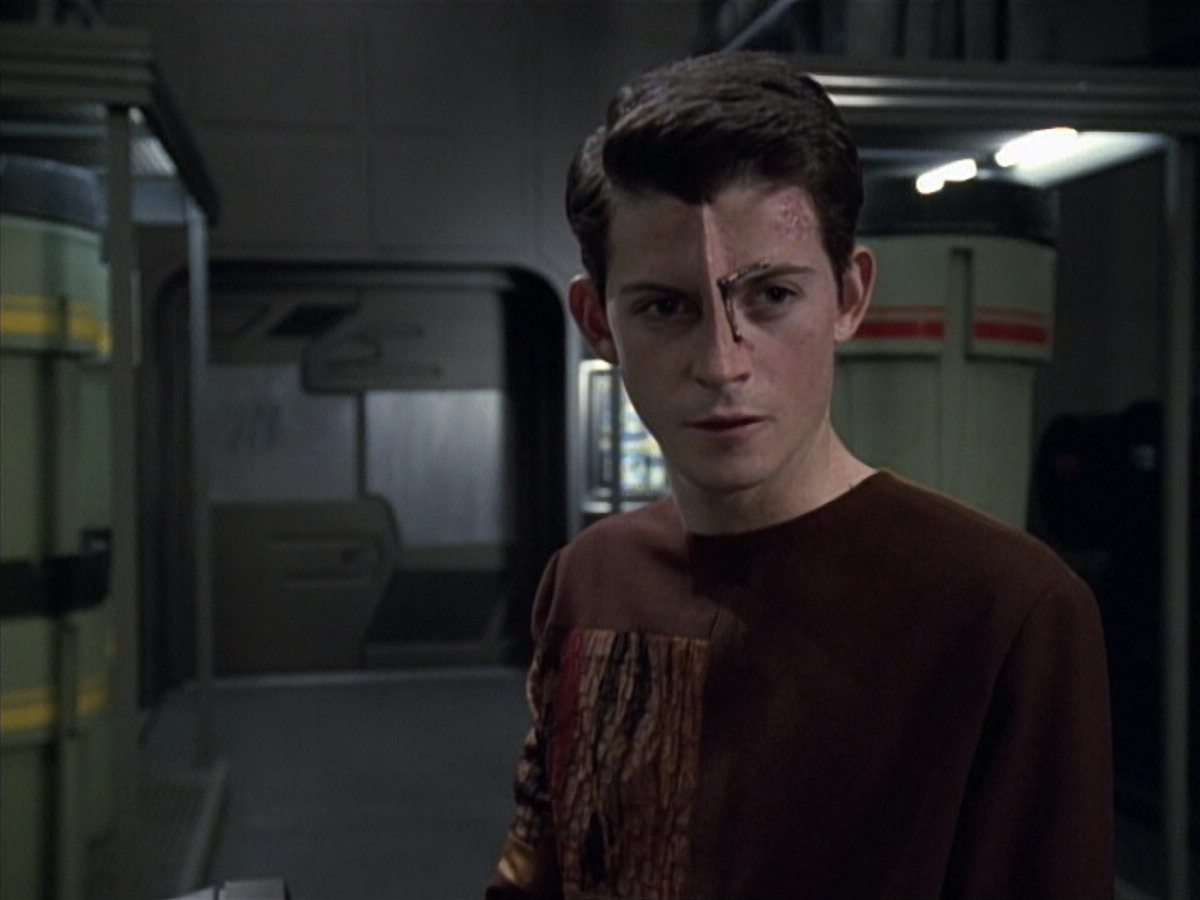 extant_StarTrek_VOY_6x19-ChildsPlay_01514.jpg