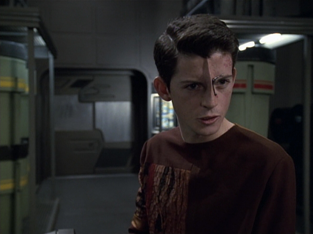 extant_StarTrek_VOY_6x19-ChildsPlay_01521.jpg