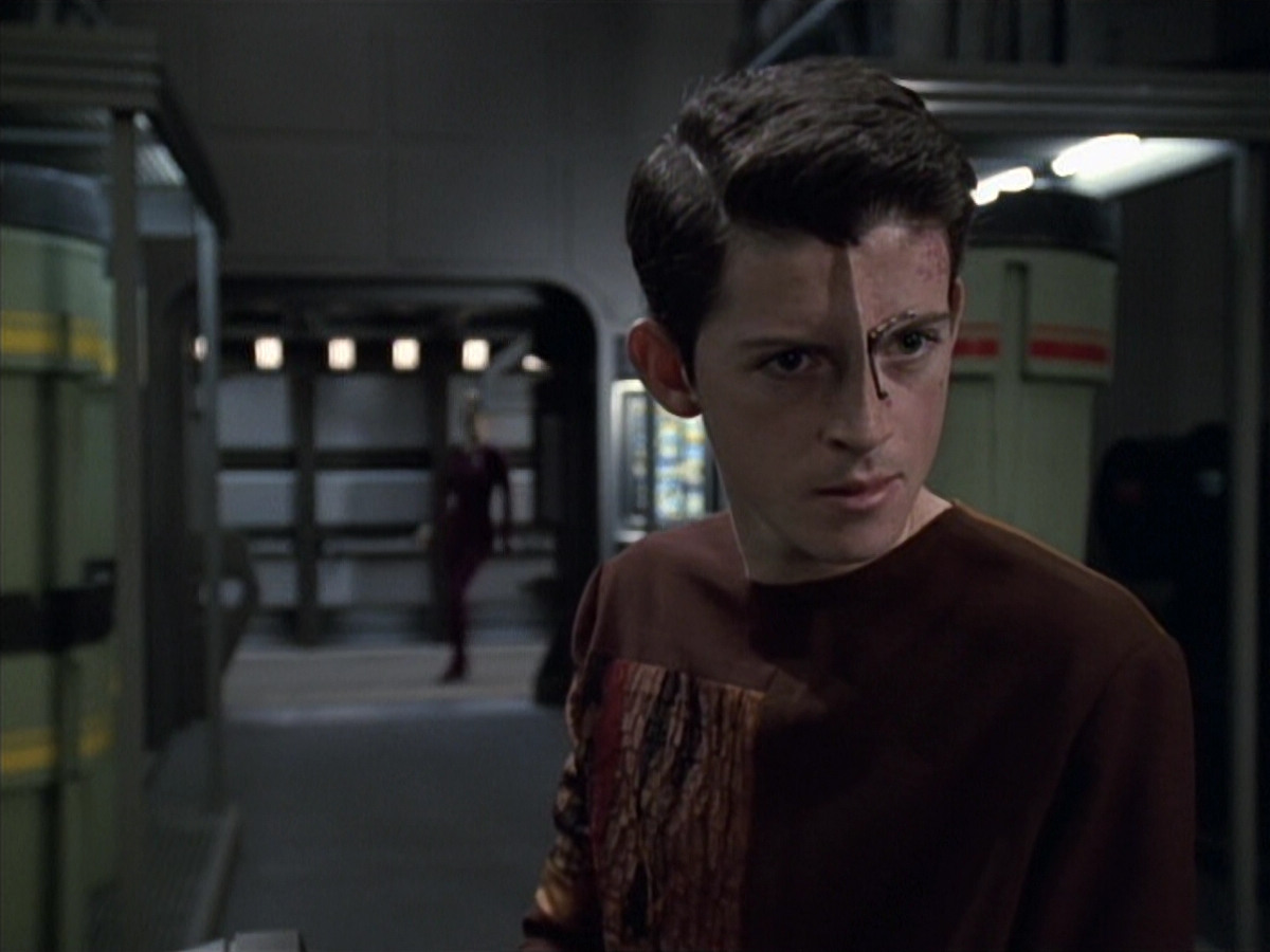 extant_StarTrek_VOY_6x19-ChildsPlay_01524.jpg
