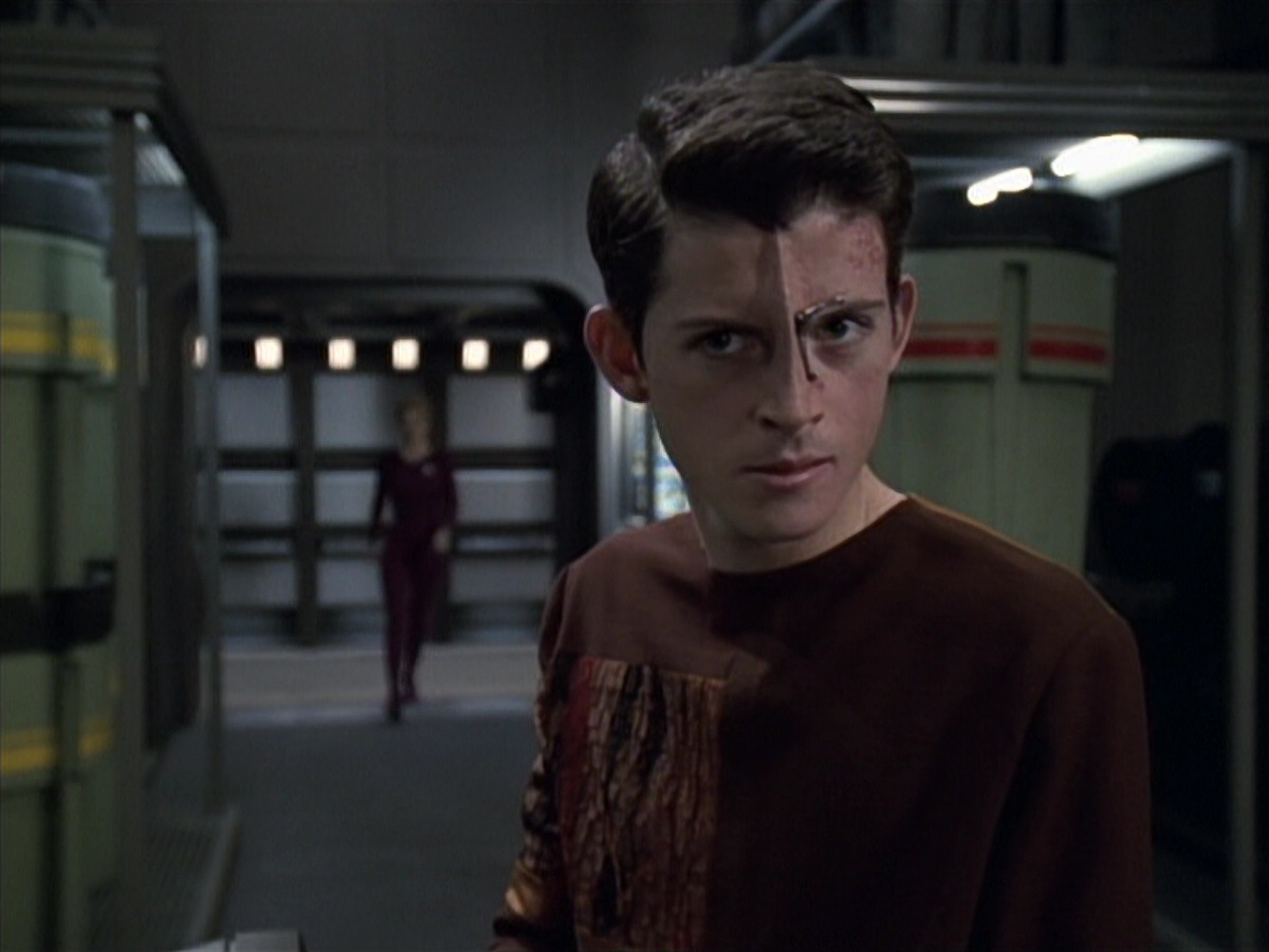 extant_StarTrek_VOY_6x19-ChildsPlay_01525.jpg