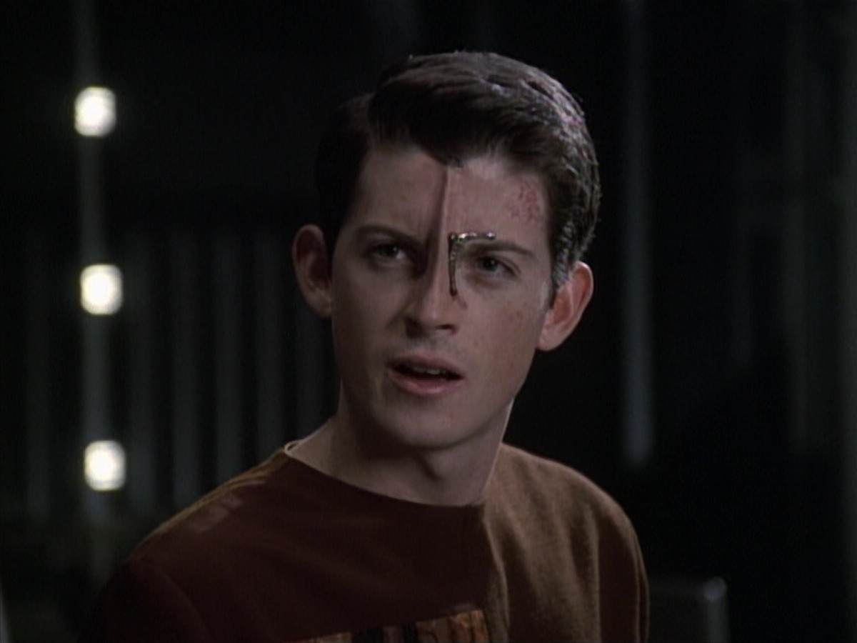 extant_StarTrek_VOY_6x19-ChildsPlay_01549.jpg