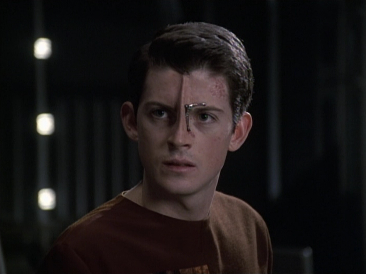 extant_StarTrek_VOY_6x19-ChildsPlay_01555.jpg