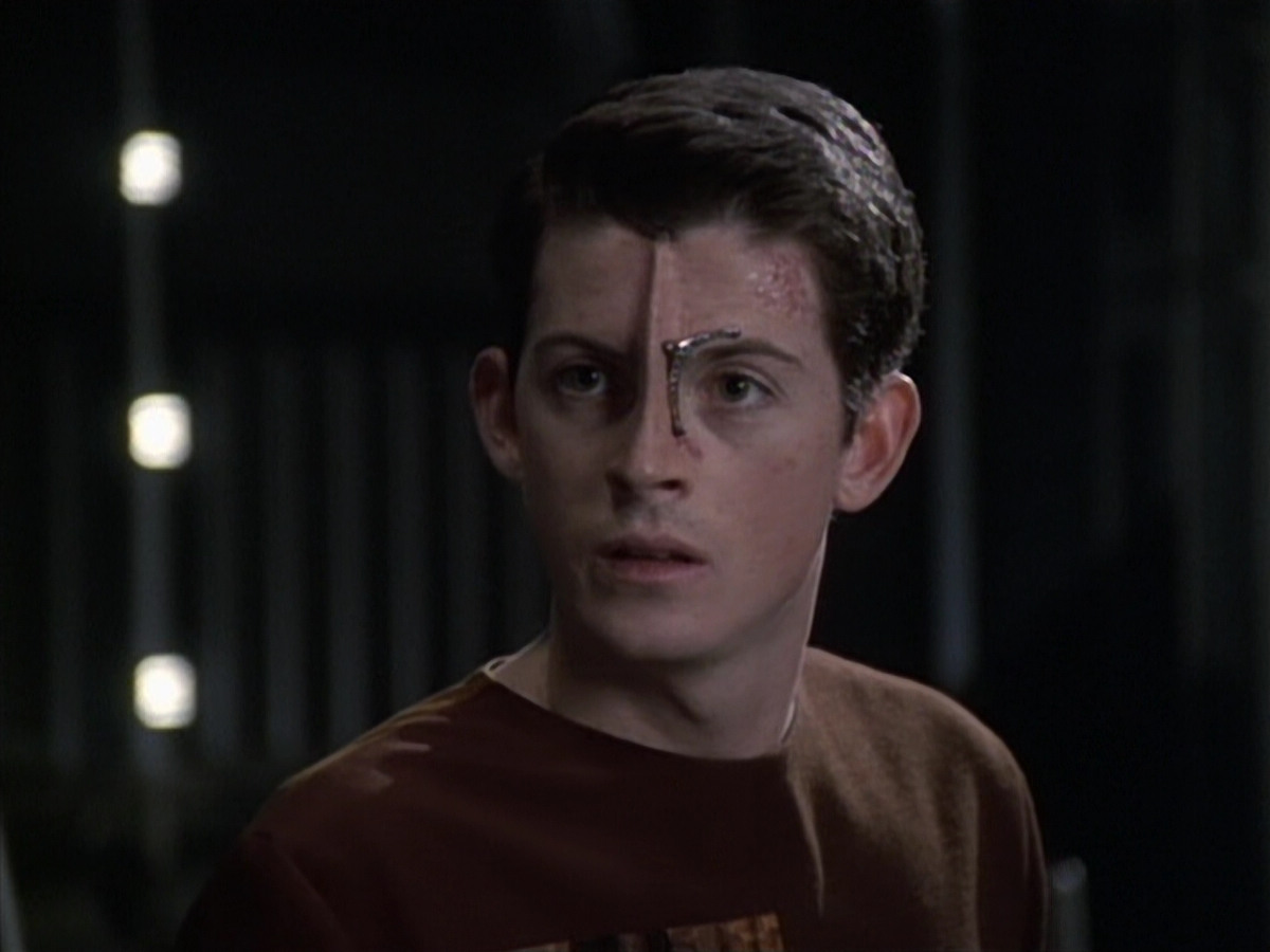extant_StarTrek_VOY_6x19-ChildsPlay_01557.jpg