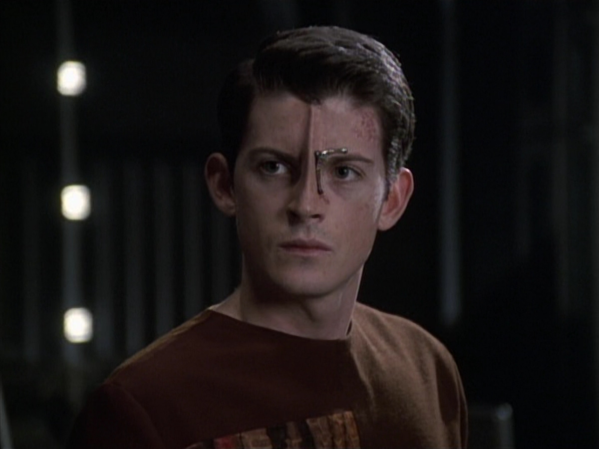 extant_StarTrek_VOY_6x19-ChildsPlay_01564.jpg