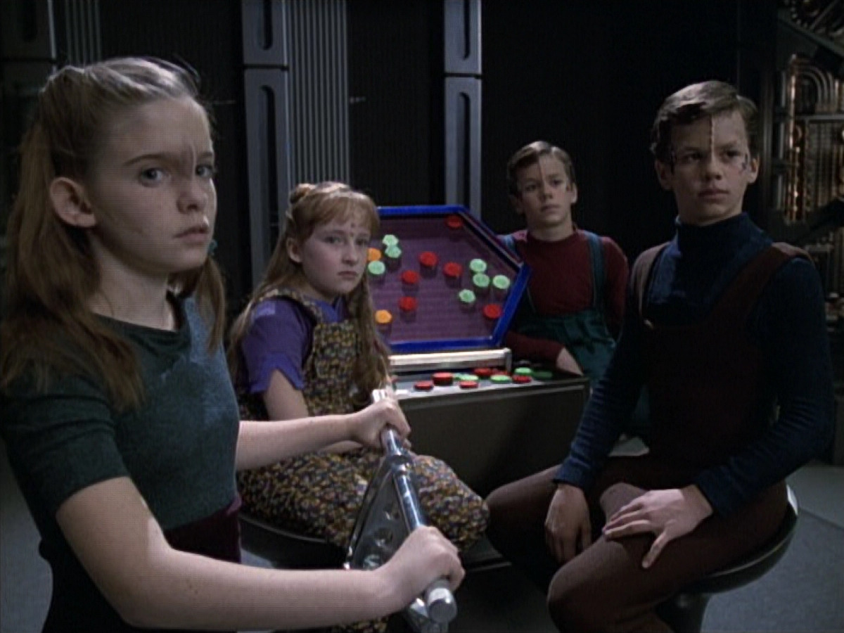 extant_StarTrek_VOY_6x19-ChildsPlay_01567.jpg