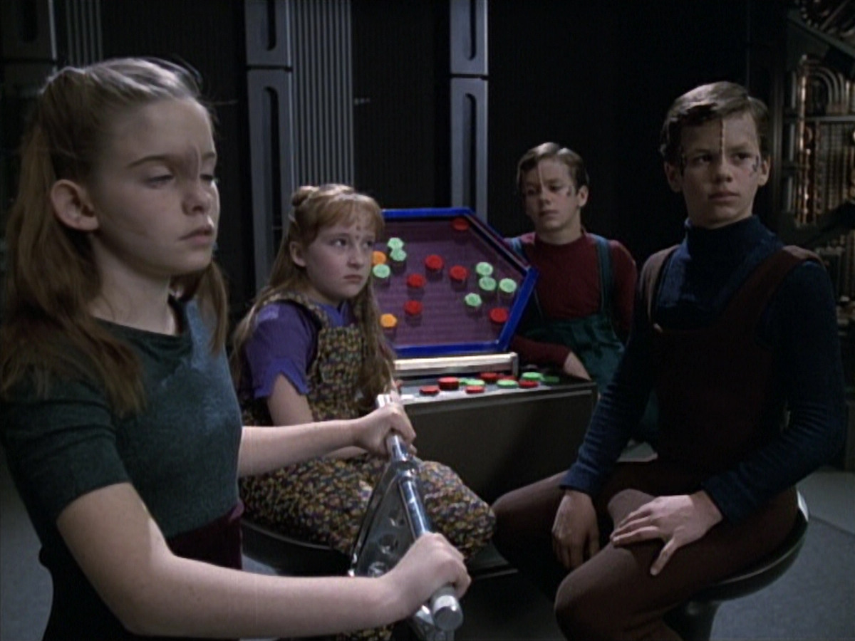 extant_StarTrek_VOY_6x19-ChildsPlay_01568.jpg