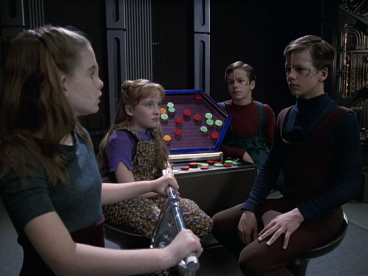 extant_StarTrek_VOY_6x19-ChildsPlay_01569.jpg