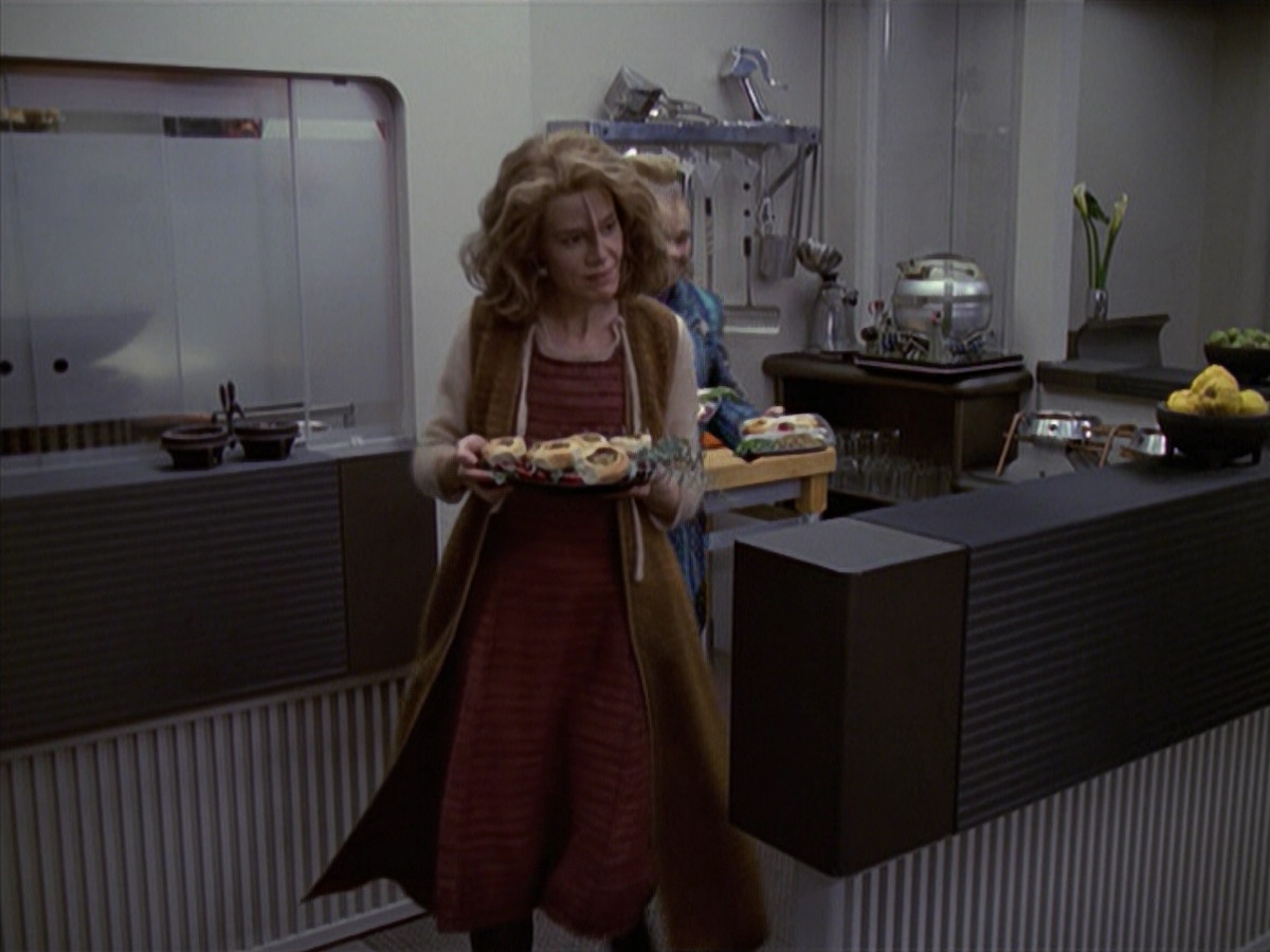extant_StarTrek_VOY_6x19-ChildsPlay_01580.jpg