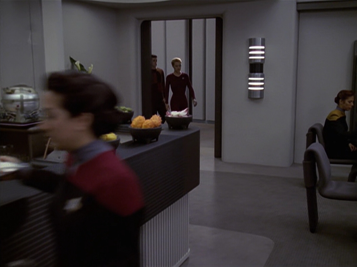 extant_StarTrek_VOY_6x19-ChildsPlay_01586.jpg