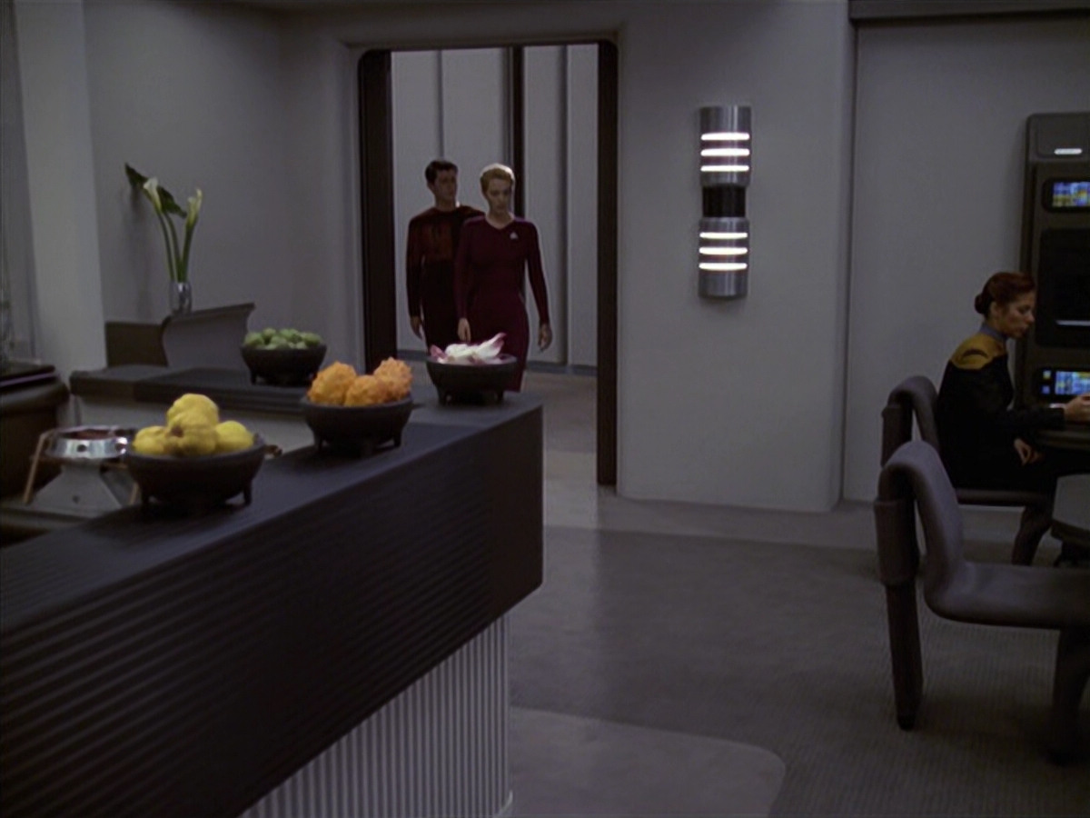 extant_StarTrek_VOY_6x19-ChildsPlay_01587.jpg