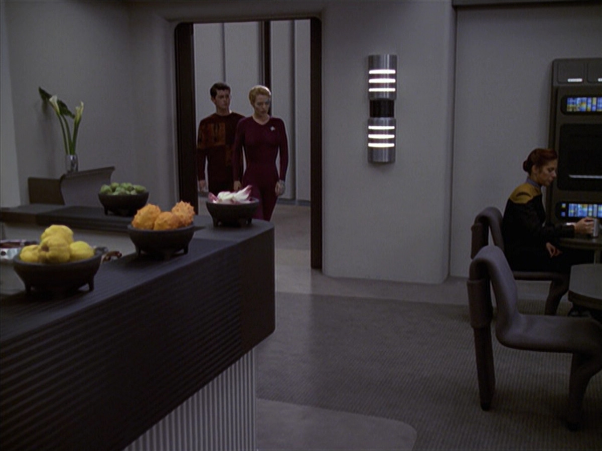 extant_StarTrek_VOY_6x19-ChildsPlay_01588.jpg