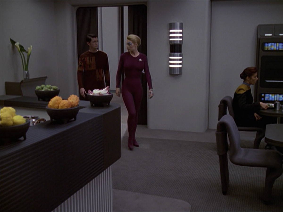 extant_StarTrek_VOY_6x19-ChildsPlay_01590.jpg