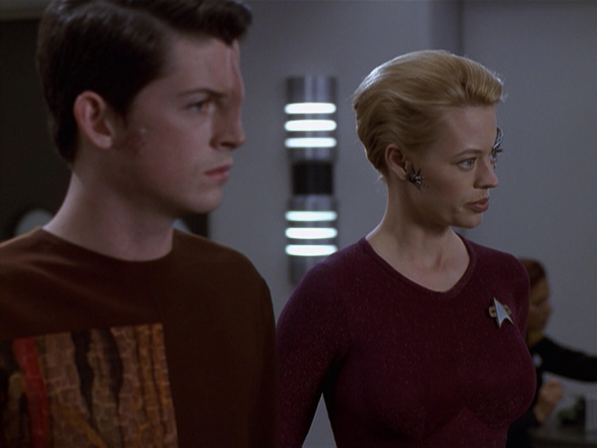 extant_StarTrek_VOY_6x19-ChildsPlay_01607.jpg