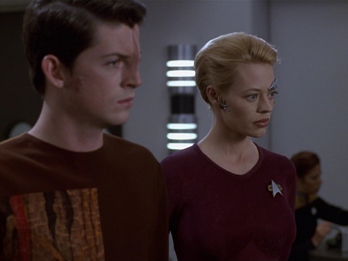 extant_StarTrek_VOY_6x19-ChildsPlay_01609.jpg