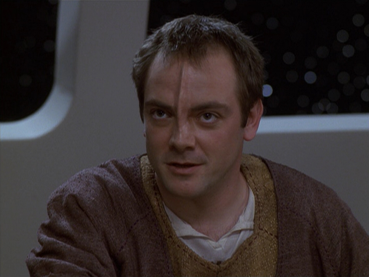 extant_StarTrek_VOY_6x19-ChildsPlay_01660.jpg