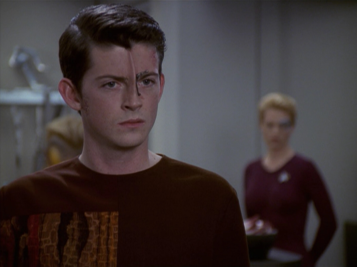 extant_StarTrek_VOY_6x19-ChildsPlay_01665.jpg