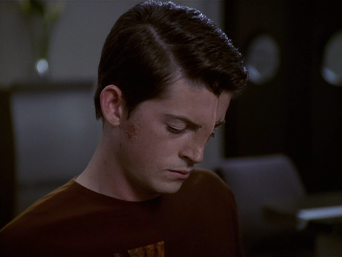 extant_StarTrek_VOY_6x19-ChildsPlay_01685.jpg