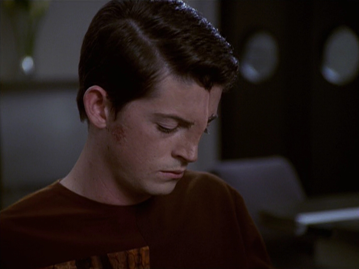 extant_StarTrek_VOY_6x19-ChildsPlay_01687.jpg