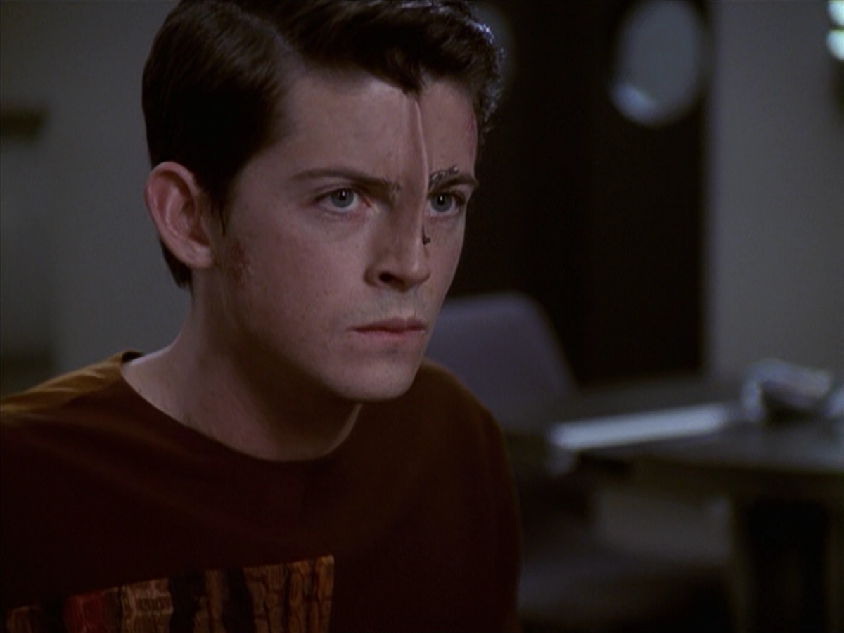extant_StarTrek_VOY_6x19-ChildsPlay_01700.jpg