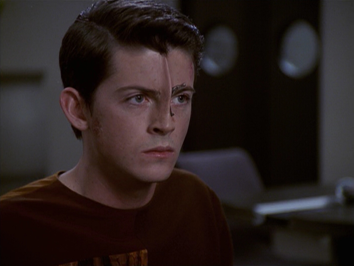 extant_StarTrek_VOY_6x19-ChildsPlay_01706.jpg