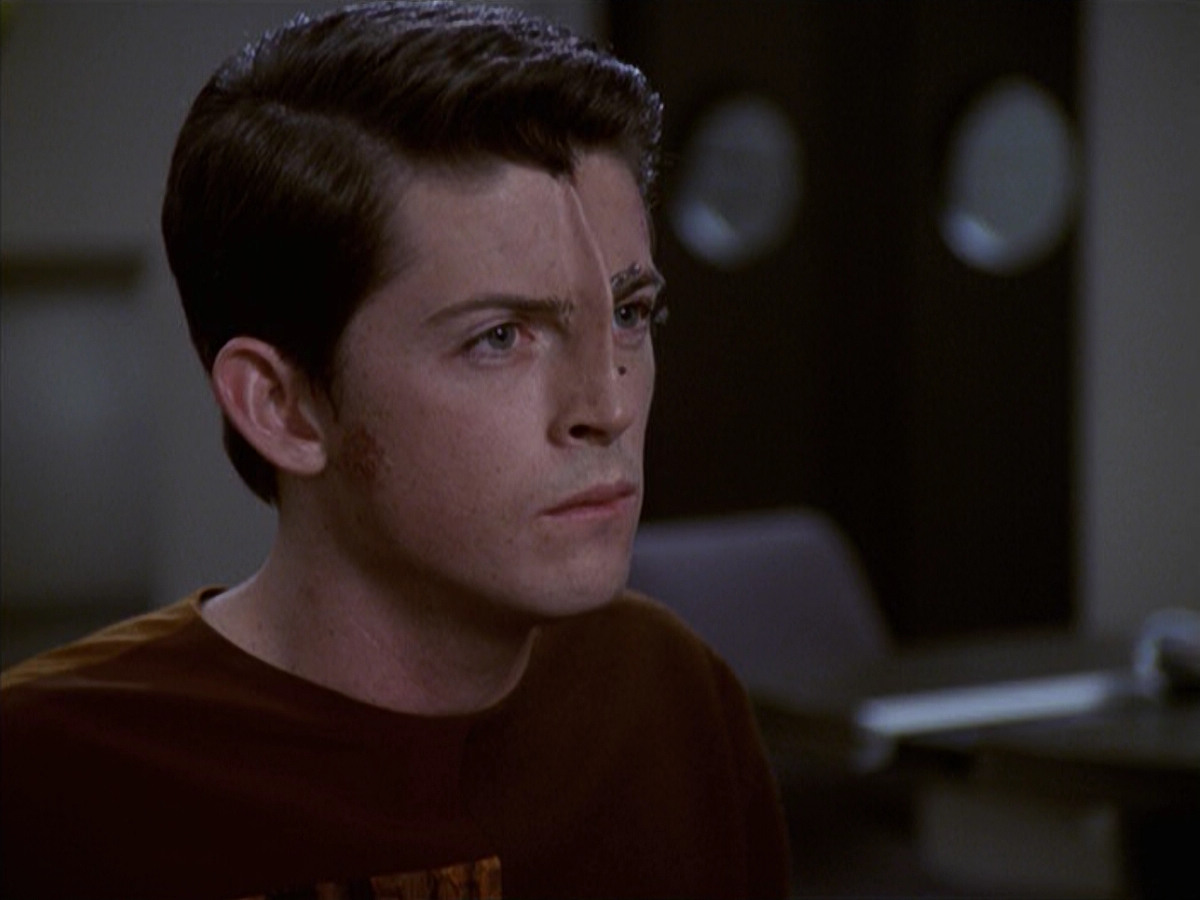 extant_StarTrek_VOY_6x19-ChildsPlay_01708.jpg