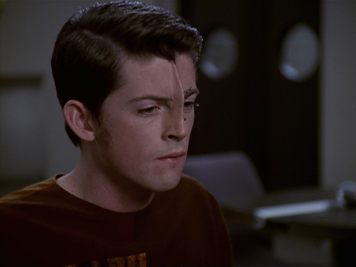 extant_StarTrek_VOY_6x19-ChildsPlay_01712.jpg