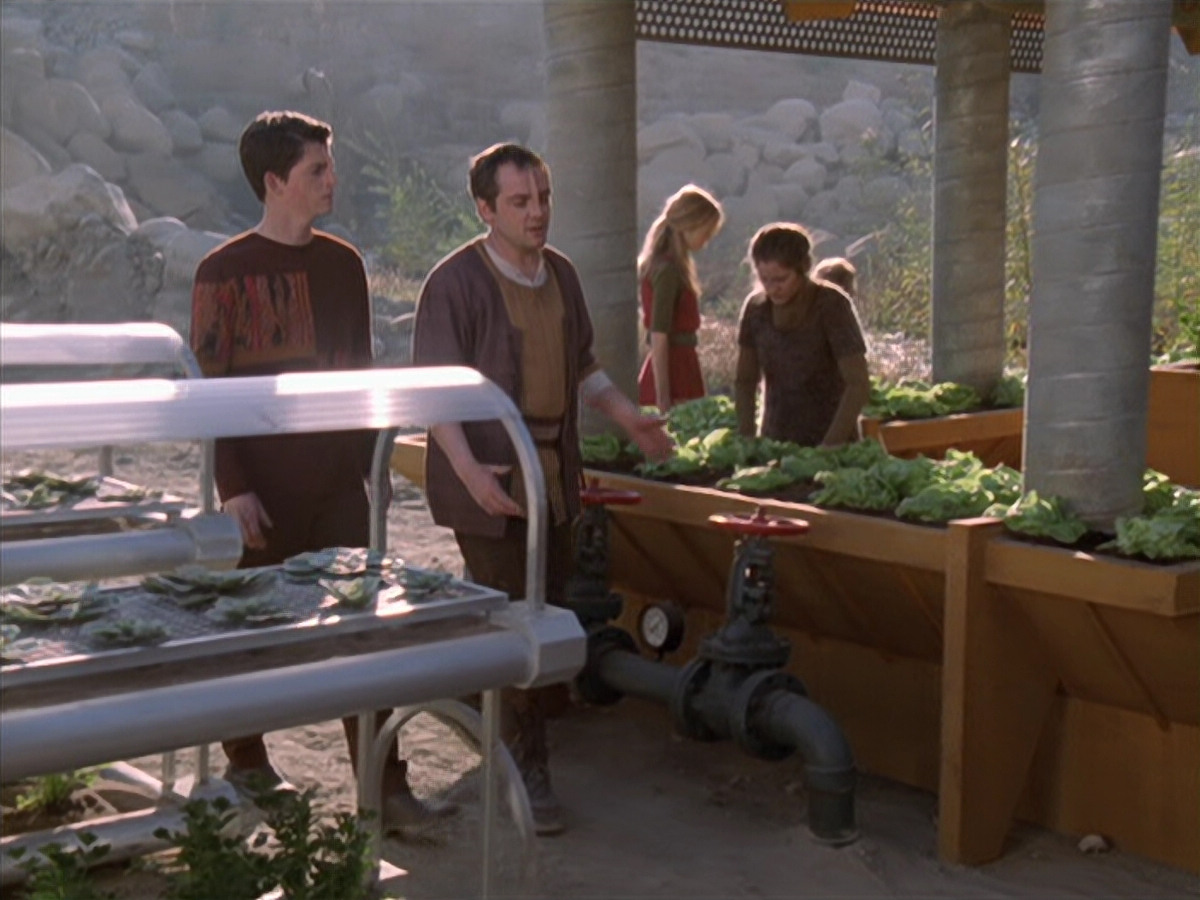 extant_StarTrek_VOY_6x19-ChildsPlay_01773.jpg